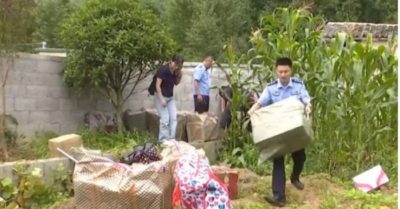 Cận cảnh kho tiền rượu giấu dưới ruộng ngô của quan tham Trung Quốc