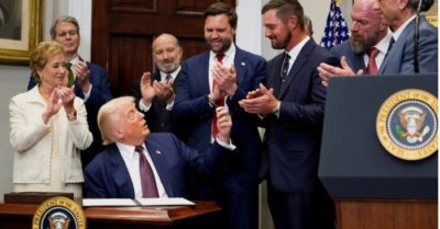 Ông Trump ký sắc lệnh áp thuế cao kỷ lục, Canada bị tăng thuế lên 35%