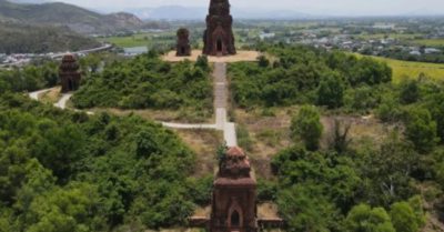 Tháp Chăm nghìn năm tuổi bị xâm hại, xuống cấp nghiêm trọng