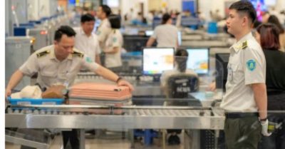 Hàng triệu khách tháo giày, thắt lưng qua an ninh sân bay: Vì sao chưa bỏ?