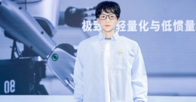 Robot trí tuệ nhân tạo Xueba 01 học tiến sĩ kịch nghệ