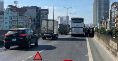 Mắc kẹt trên vành đai 3 vì bị rút chìa khóa xe