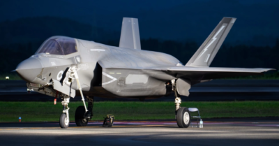 F-35B Anh gặp sự cố, chờ linh kiện tại Nhật Bản