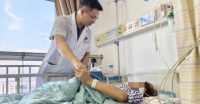 Cúi đầu xem điện thoại gây liệt ở sinh viên