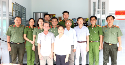 Công an Tây Ninh trao quà cho người dân, học sinh nghèo và bàn giao nhà nghĩa tình đồng đội