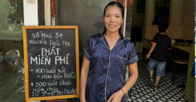 Nấu cháo, luộc trứng tặng người dân xem diễu binh