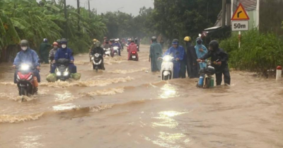 30 phút nước mưa dâng 1m, dân Đồng Nai đang ngủ thì bật dậy ôm con chạy