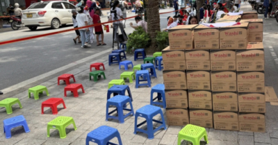 Bán ghế xem diễu binh và câu chuyện vỉa hè