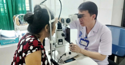 Bỏng giác mạc vì trị chấy bằng rượu hạt na
