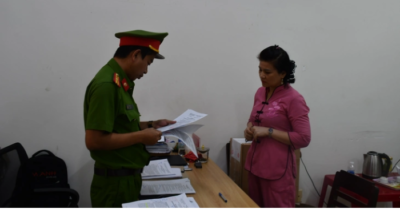 Bắt bảo mẫu ném bé trai 14 tháng tuổi xuống nền gạch, chấn thương sọ não