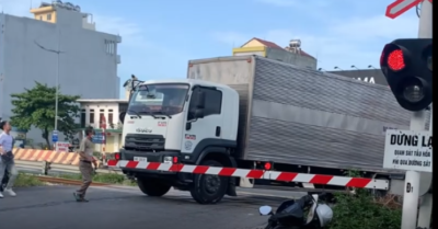 Tài xế cố vượt rào chắn đường sắt, người dân buộc lùi xe: Hành vi nguy hiểm cần xử lý nghiêm