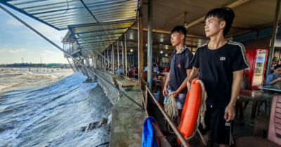 Hai thanh niên cứu sống 5 du khách bị sóng cuốn tại biển Ninh Bình