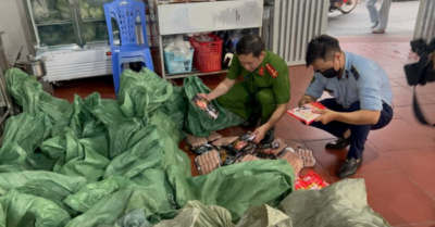 Hà Nội: Thu giữ gần 1 tấn xúc xích lạp xưởng không rõ nguồn gốc chuẩn bị phân phối