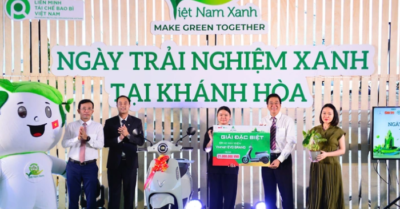 Nữ sinh đại học Nha Trang trúng thưởng xe điện VinFast tại ngày trải nghiệm xanh