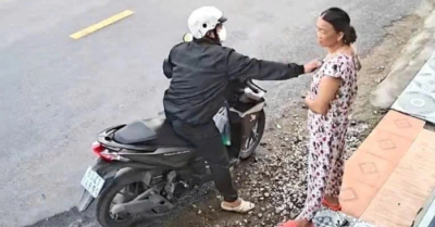 Tên cướp kéo lê chủ tiệm tạp hóa