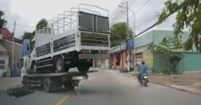 Xe máy vượt ẩu suýt gây hậu quả nghiêm trọng