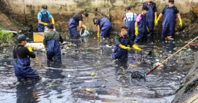 Thanh niên lội bùn dọn rác, khơi thông dòng chảy kênh rạch