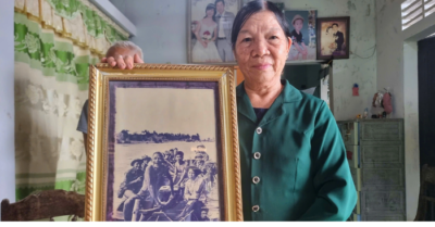 Nữ du kích lái đò trên sông Thạch Hãn xem lại hình bóng mình trong “Mưa đỏ”
