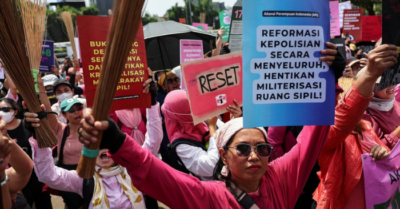 Chổi hồng và thông điệp biểu tình ở Jakarta