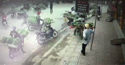 Xe tải lao thẳng vào những người đang bán chuối ở chợ Tân Long