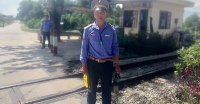 Nhân viên đường sắt dũng cảm cứu người thoát chết trong gang tấc