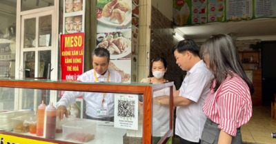 Thực phẩm “bẩn” rình rập cổng trường: Bao giờ học sinh mới hết lo?