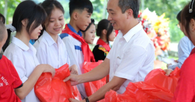 NXB Giáo dục trao hàng chục nghìn sách cho học sinh vùng khó