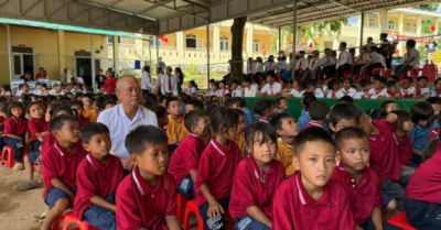 Ngày khai giảng ở Bắc Lý: Học trò miền lũ đón quà từ tấm lòng người con xa quê