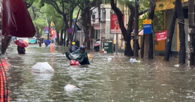 Hà Nội ngập diện rộng, quân đội hỗ trợ đưa học sinh ra khỏi điểm ngập sâu