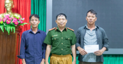 Một tiếng rưỡi nghẹt thở giải cứu 7 ngư dân giữa sóng bạc đầu