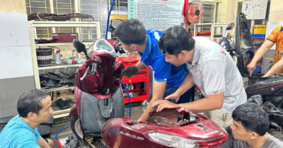 Nhóm sinh viên Huế sửa xe miễn phí cho người dân sau lũ dữ