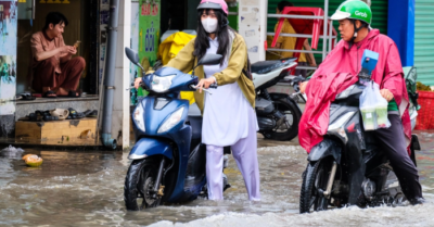 Mưa lớn gây ngập sâu ở TP.HCM, xe chết máy hàng loạt