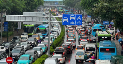 CSGT Hà Nội xử lý hàng loạt xe buýt đi sai luồng, gây ùn ứ