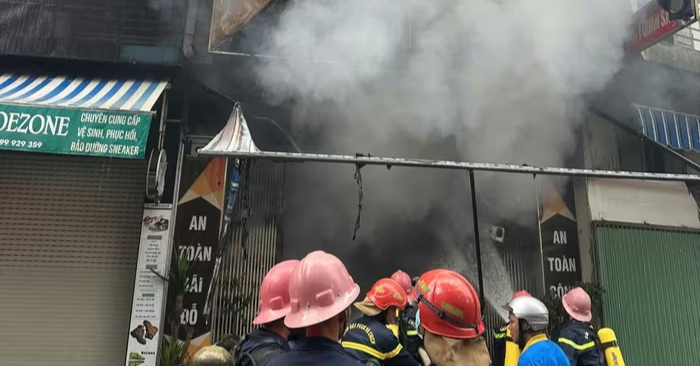 Cháy nhà 3 tầng ở Quy Nhơn, khói đen cuồn cuộn