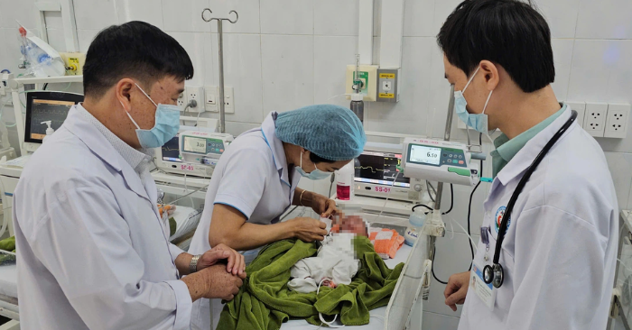 Bé gái sơ sinh bị đất vùi nửa người trong vườn cao su