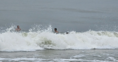 Nha Trang cứu hộ 7 người đuối nước do sóng to gió lớn