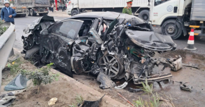 Hiện trường vụ tai nạn xe tải tông nát ô tô tại Hưng Yên