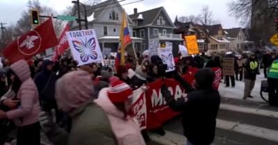 Hàng chục nghìn người biểu tình tại Minneapolis phản đối vụ ICE bắn chết phụ nữ, làn sóng phản đối lan khắp nước Mỹ