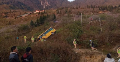 Xe khách Sa Pa gặp nạn khiến nhiều người kẹt trong đống đổ nát