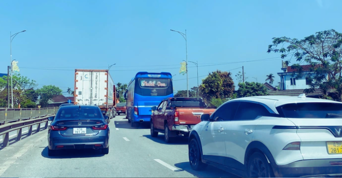 Lưu lượng phương tiện dồn dập khiến quốc lộ 1 qua miền Trung quá tải