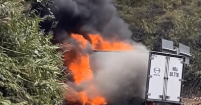 Xe tải bốc cháy dữ dội khi đang đổ đèo Khánh Lê