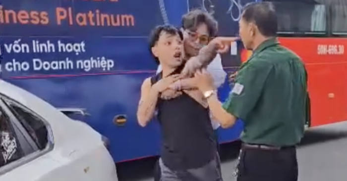 Đà Lạt: Tạm giữ tài xế có nồng độ cồn lái ô tô lao vào đám đông tại bến xe