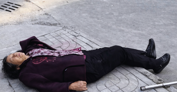 Trung Quốc: Ba học sinh giúp người gặp nạn bị gia đình cụ bà đòi bồi thường 3,5 tỷ đồng