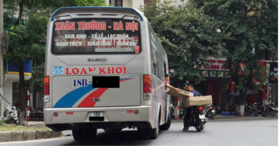 Mở cửa bắt khách giữa đường Ninh Bình: Xe 16 chỗ có thể bị phạt nặng