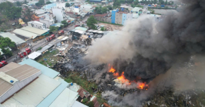 Cháy kho hàng TP HCM trong khu dân cư, lửa kéo dài hơn 3 giờ