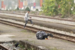 Băng qua đường sắt, người đàn ông thoát chết gang tấc trước tàu hàng