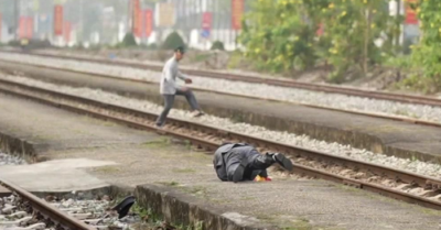 Băng qua đường sắt, người đàn ông thoát chết gang tấc trước tàu hàng