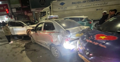 Xe 4 chỗ chạy ngược chiều gây tai nạn liên hoàn ở Hà Nội