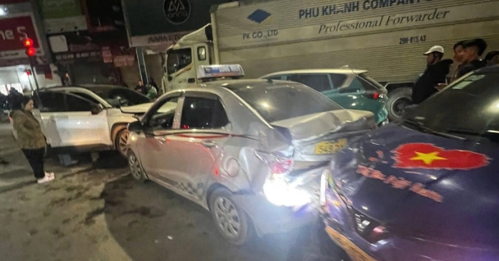 Xe 4 chỗ chạy ngược chiều gây tai nạn liên hoàn ở Hà Nội