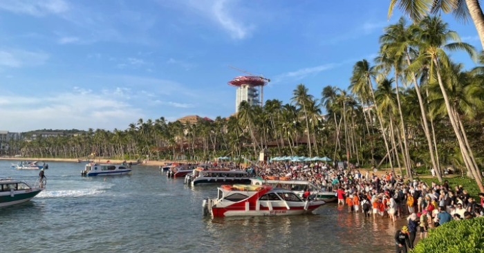 Cáp treo Hòn Thơm gặp sự cố điện, huy động hàng chục canô đưa 8.000 khách vào bờ